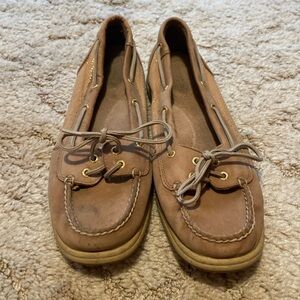 Sperry shoes size 11 women’s. Dirty, but in good condition.